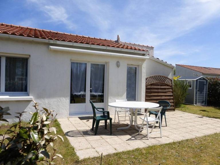 Charming 3-room house with mezzanine, terrace & parking, 5km from beaches - sleeps 6 — photo 2