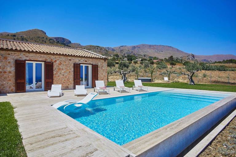 Fully equipped lovely villa with private pool, barbecue & hot tub | Suitable for remote work | Pets are welcome in Trapani