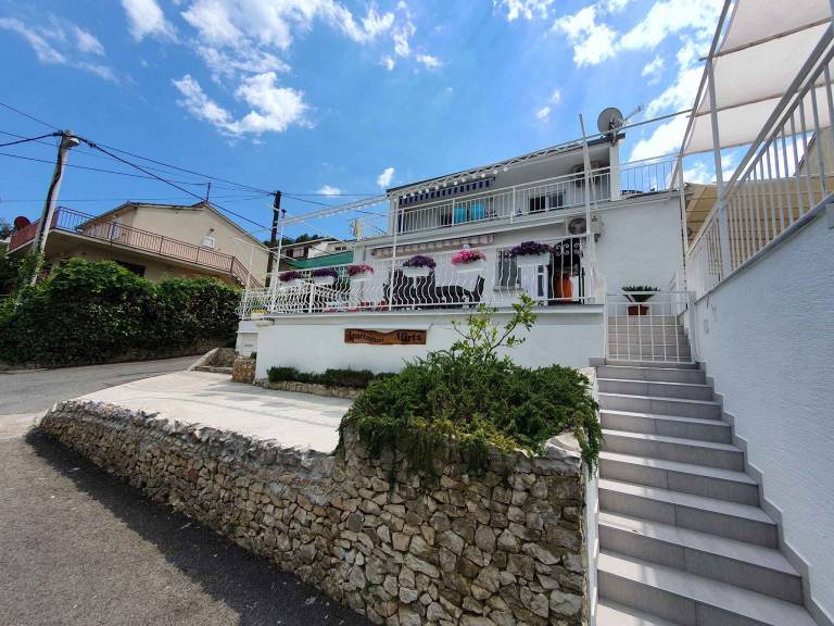 Rental apartment with yard, barbecue & terrace — photo 3