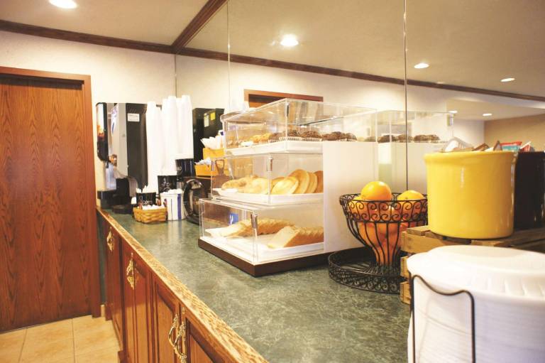 La Quinta Inn by Wyndham Indianapolis Airport Executive Dr — photo 4