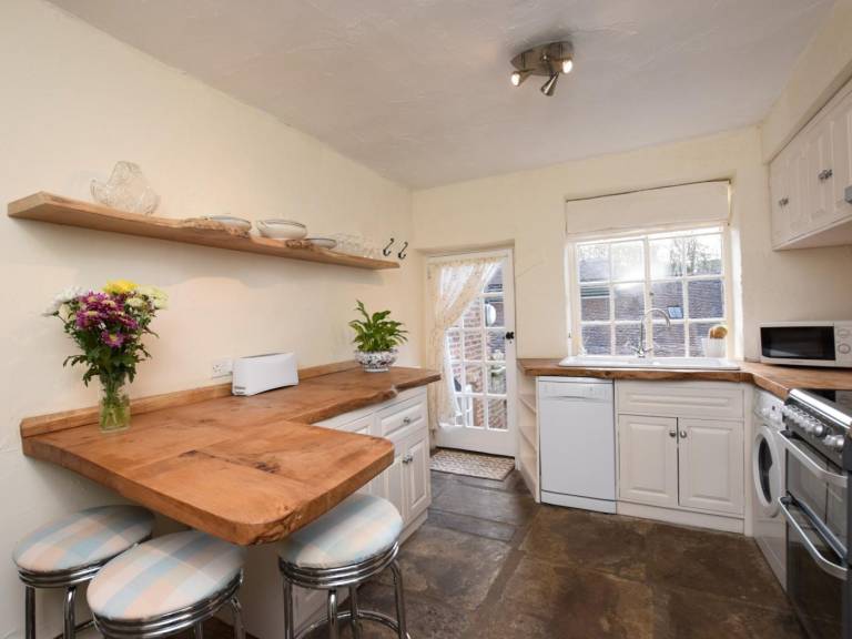 Cottage with garden & patio — photo 4