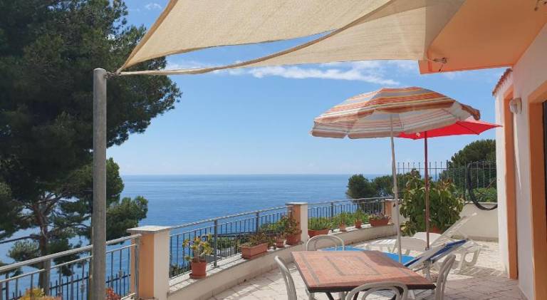 Holiday apartment with 2 rooms for 6 persons in Laigueglia