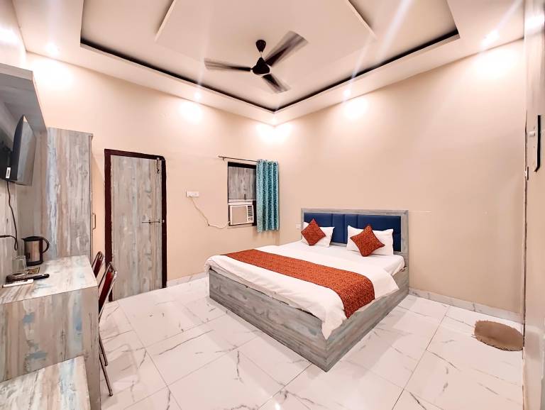 Goroomgo Vrrinda Home Stay Varanasi Indian Only in Tola