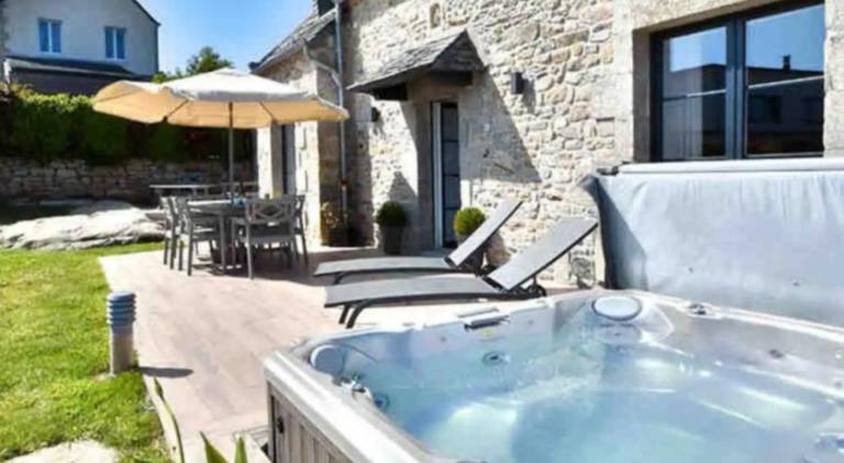 Fully equipped nice vacation home with garden, patio & hot tub | Pet-friendly in Roscoff