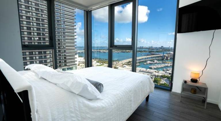 Nice apartment with hot tub & pool | Next to Bayside Marketplace | Dogs allowed in Miami, FL