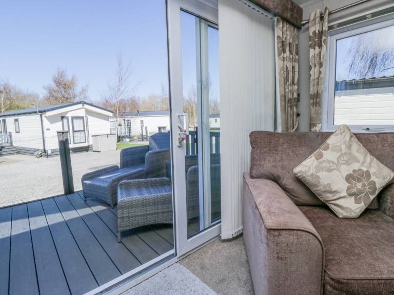Cottage with yard — photo 3