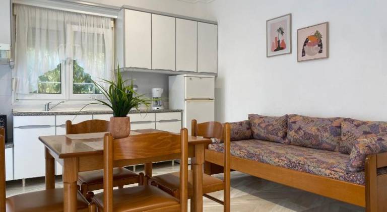 Beautiful rental apartment with yard & patio | Close to the beach | Perfect for remote work | Dogs allowed — photo 4