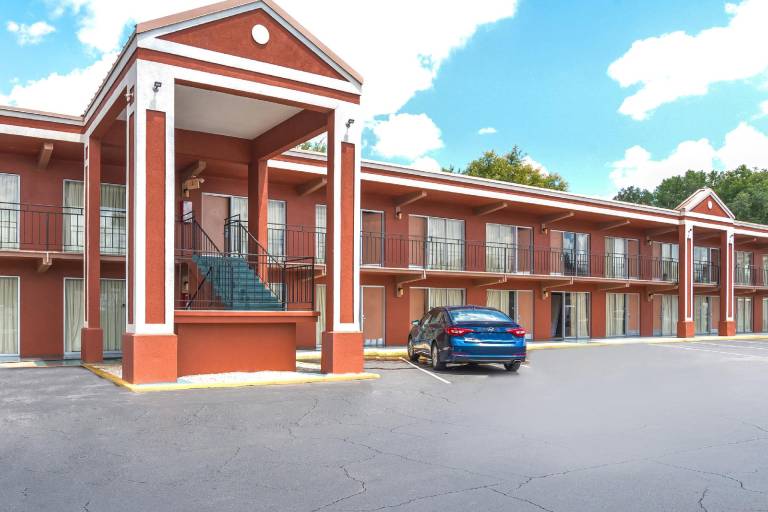 OYO Hotel Mustang Silver Spring FL in Silver Springs, FL