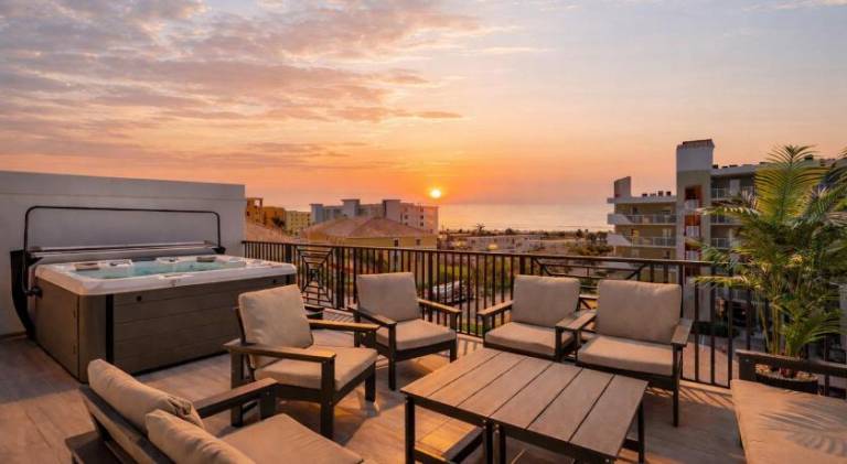 Oceanview Rooftop Hot Tub 1 Block to Beach in Treasure Island, FL
