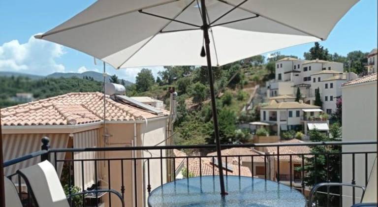 House with patio — photo 2