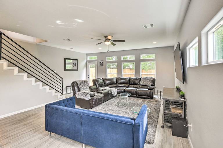 Pet Friendly Houston Townhome w Fenced Yard
