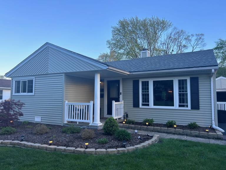 House with yard in Rolling Meadows, IL