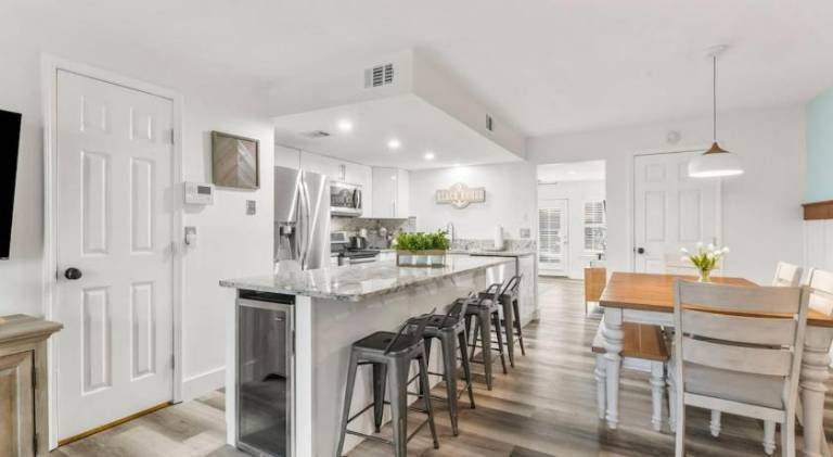 Fully equipped vacation home with yard, patio & private pool | Close to the beach | Suitable for remote work | Pets allowed — photo 4