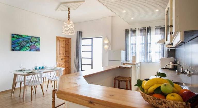 Chelonas Nest, Modern Comfort by the Beach — photo 2