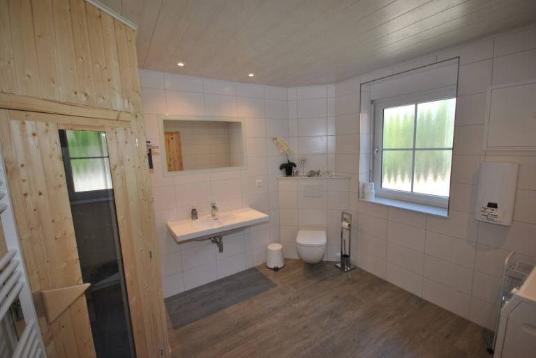 Individuell und geschmackvoll eingerichtetes Holzhaus — photo 2