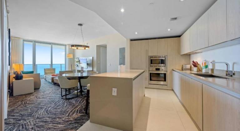 Luxury 2BR Beachfront Rooftop Pool and Spa — photo 4