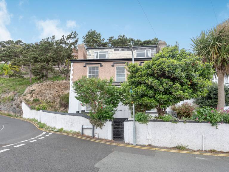 Cottage with garden | Beach view in Llandudno