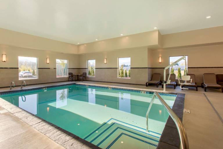Comfort Suites Burlington near I-5 — photo 4