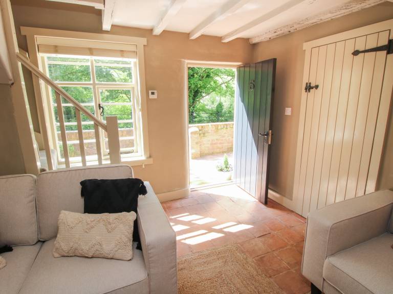 Cottage with garden — photo 3