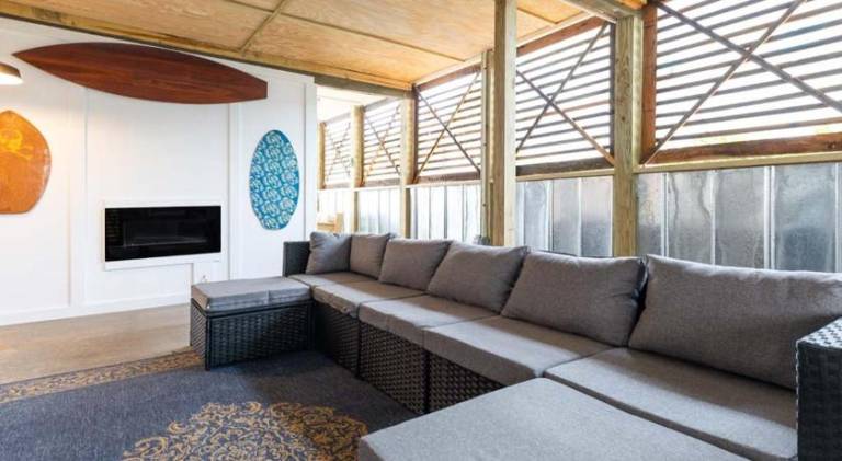 House with pool — photo 3
