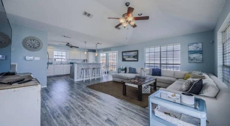 Holiday home with large deck and fenced yard, close to the beach in Jamaica, TX