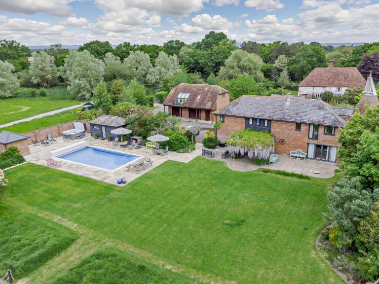 Cottage with hot tub, yard & pool in Ashford