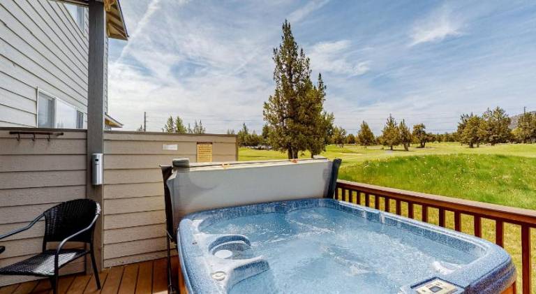 House with hot tub | Pet-friendly — photo 4