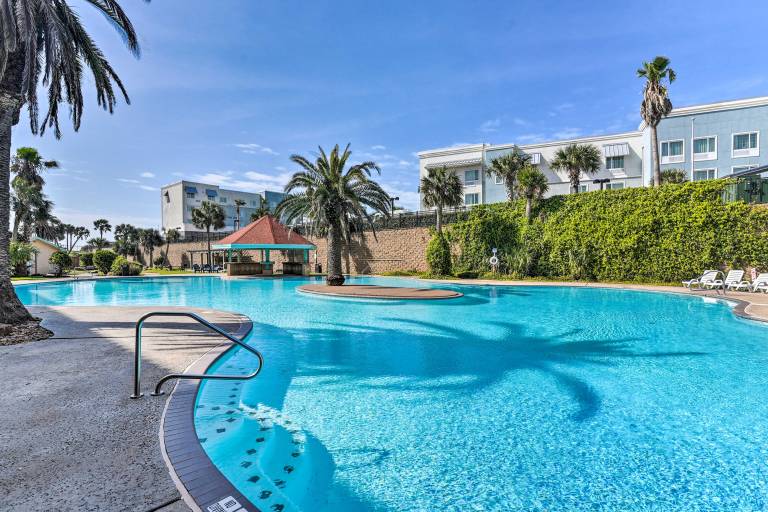 Steps to Galveston Beach: Resort-Style Condo! — photo 2
