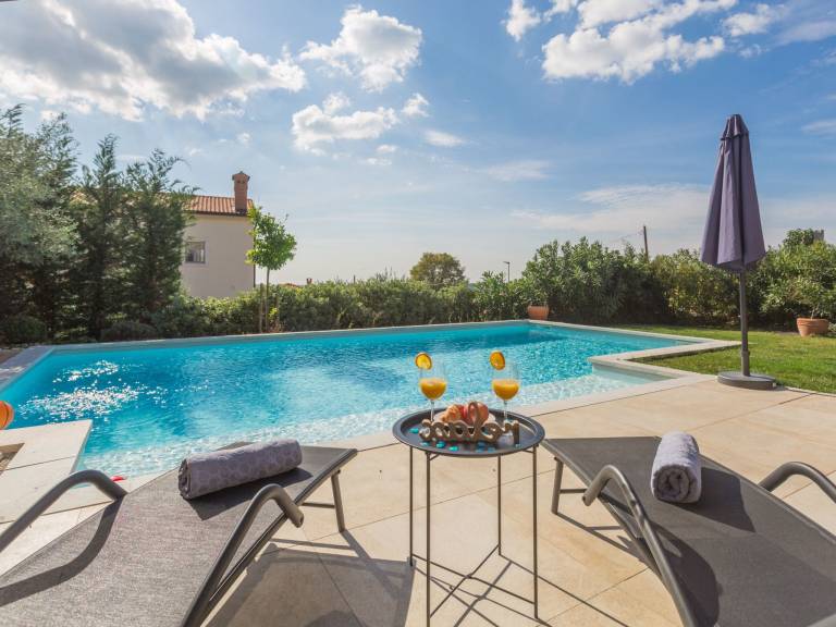 Vacation home with private pool, barbecue & garden | Nature view — photo 5