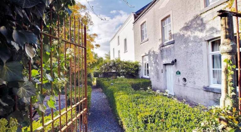 House with hot tub, BBQ & patio in Namur