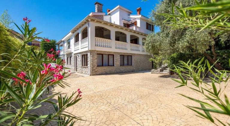 Villa with 4 rooms for 12 persons in Lovran