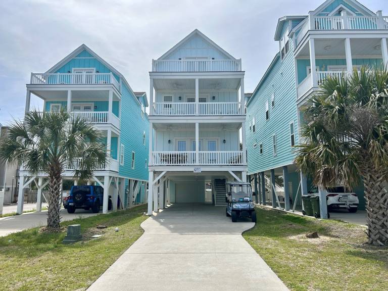 Fully equipped vacation home with yard, barbecue & private pool | Close to the beach | Pets allowed in Garden City, SC