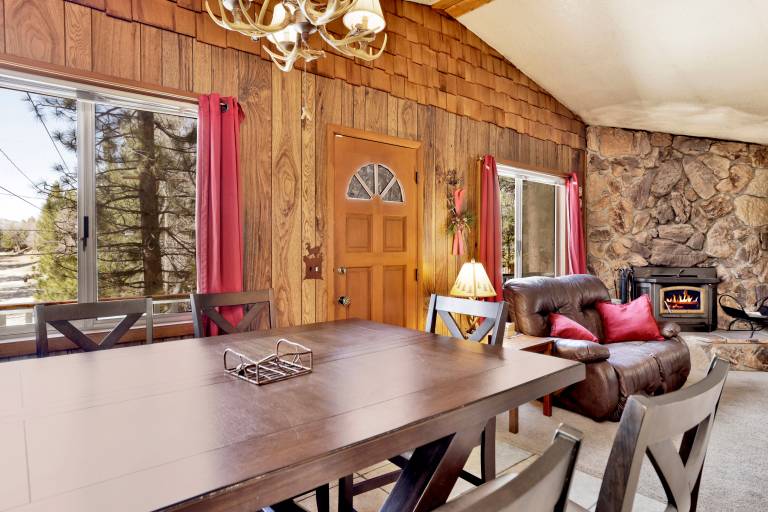 Upper Moonridge Chalet: 2BR/2BA, Private Hot Tub, Wood Fireplace & WiFi — photo 5