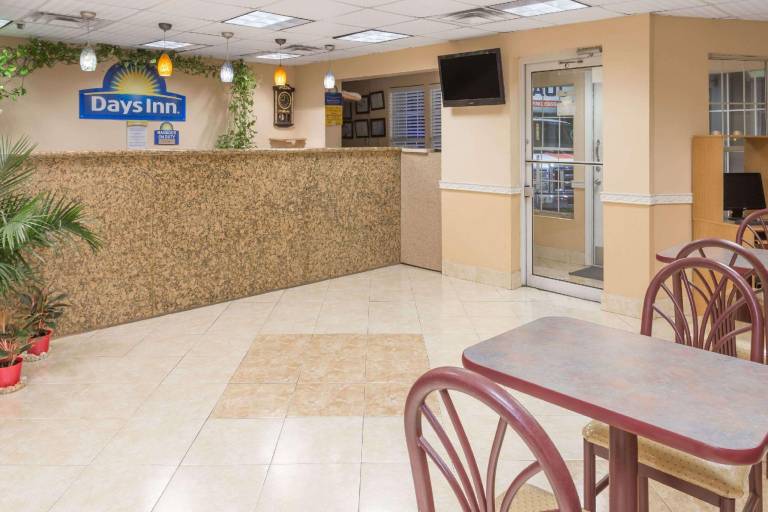 Days Inn by Wyndham Waycross — photo 3