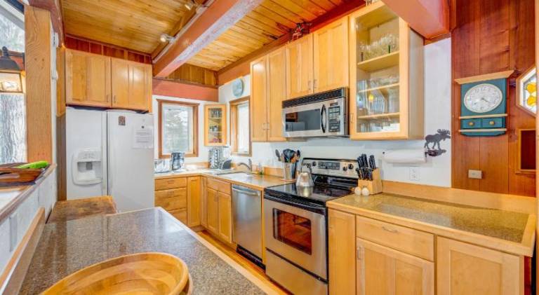 Vacation home with hot tub | Pet-friendly — photo 5