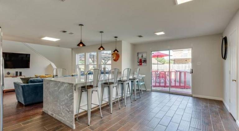 Ample vacation home with pool | Dogs allowed — photo 3