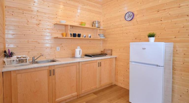 Lodge with barbeque, yard & terrace — photo 4