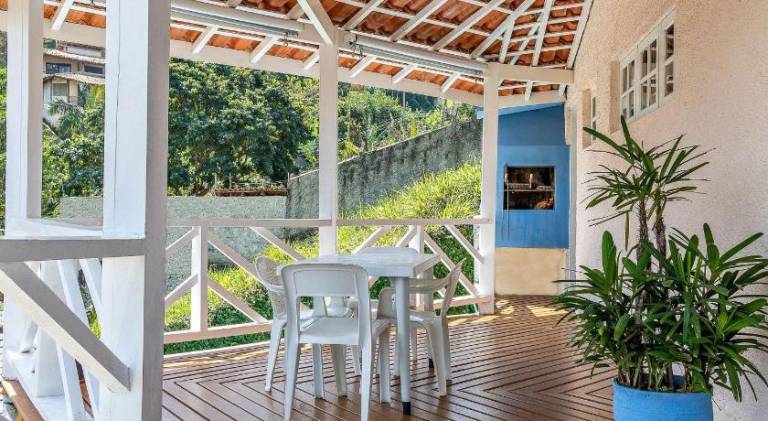 Vacation home with barbeque, jacuzzi & patio — photo 3