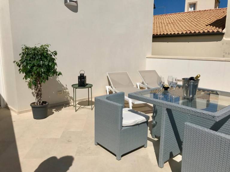 'Re Federico Attico' Apartment with Private Terrace, Wi-Fi and Air Conditioning in Syracuse
