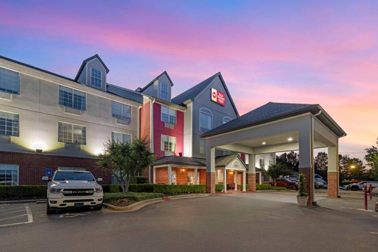 Best Western Plus Lake Lanier Gainesville Hotel & Suites in Oakwood, GA