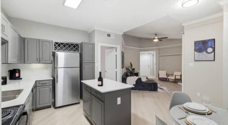 Chic 2BR Boho-Chic Retreat Garage, Pool, Gym — photo 5