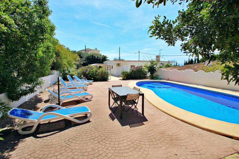 Villa with barbeque, private pool & yard | City view — photo 3