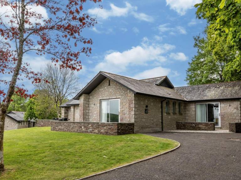 House  Pillaton