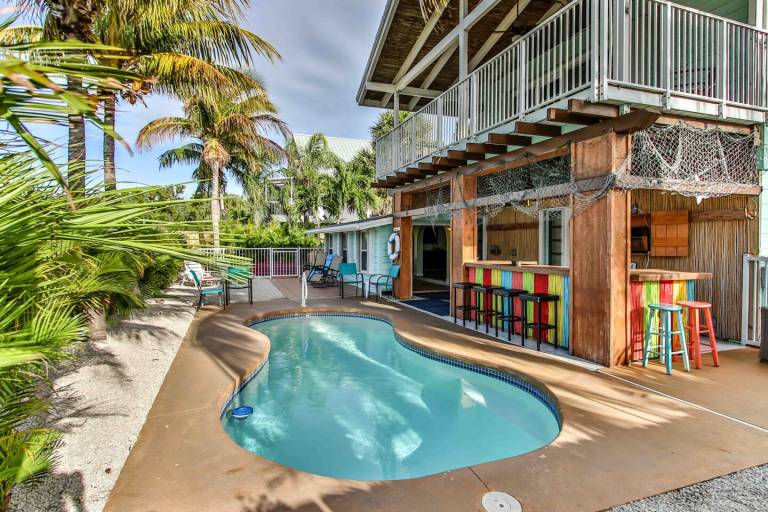 Vacation home with terrace, private pool & barbecue | Water view — photo 3