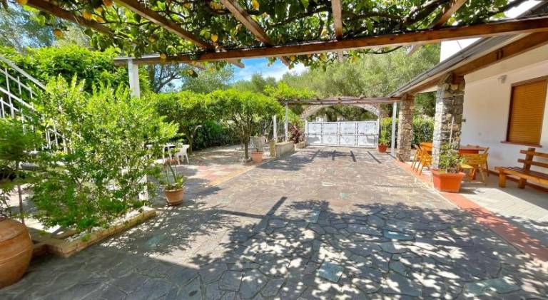Vacation home with terrace, BBQ & garden — photo 4