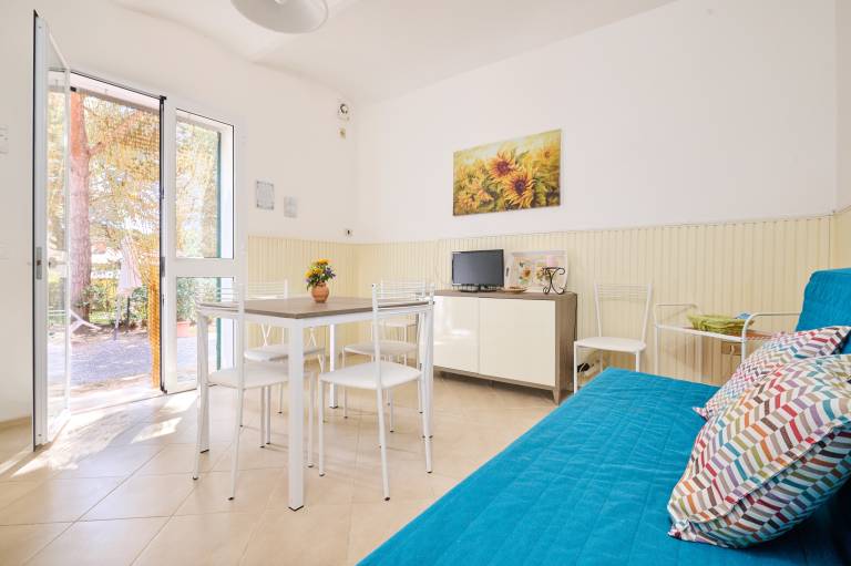 Apartment with barbeque & yard | Garden view — photo 2