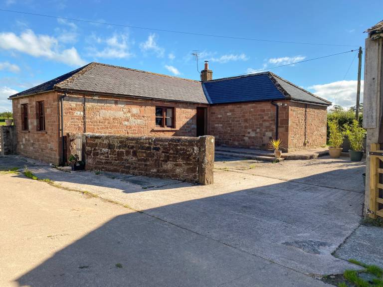 Cottage with BBQ, hot tub & yard | River view in Carlisle
