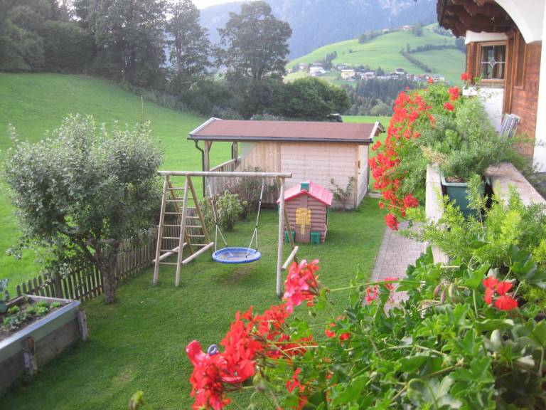Rental apartment with patio & yard | Garden view — photo 5