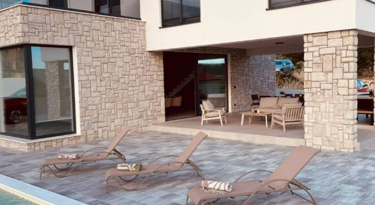 Villa with pool — photo 5