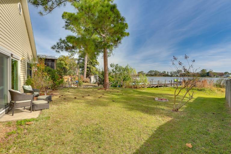 Bright Lakefront Sanford Home w Community Pool